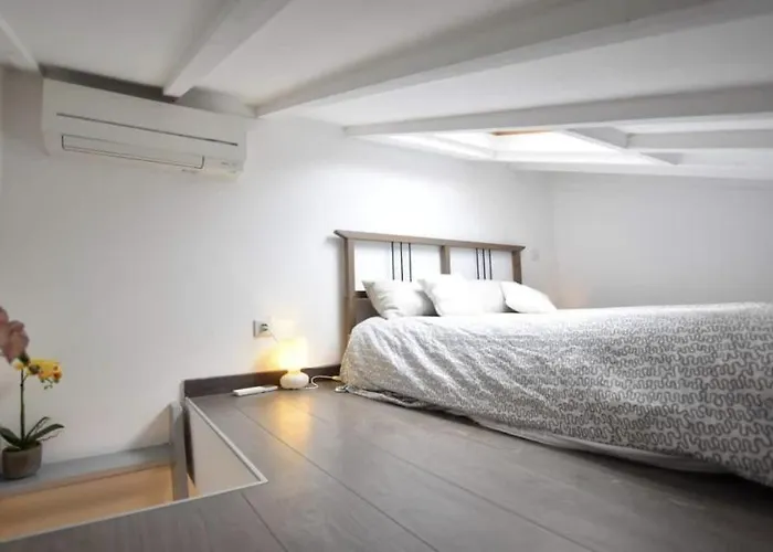 Daire Superbe 2p Mezzanine Au Coeur Du Vieil Antibes